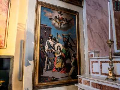 Ai lati il santo � ritratto anche in due tele del 1922 realizzate da Michele Montrone, una in cui ne viene commemorata l'uccisione...